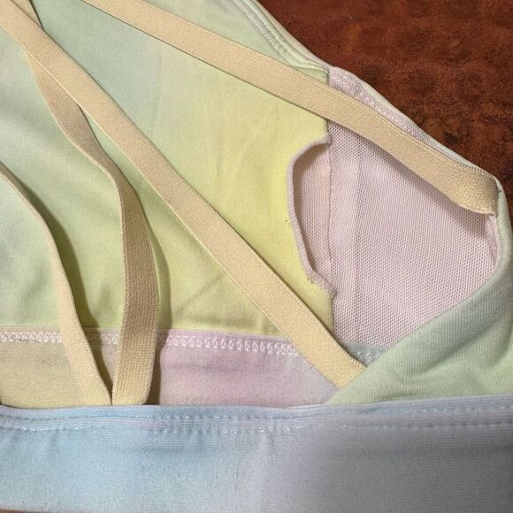 Fabletics multicolor criss-cross strappy back sports bra Medium - Picture 5 of 5